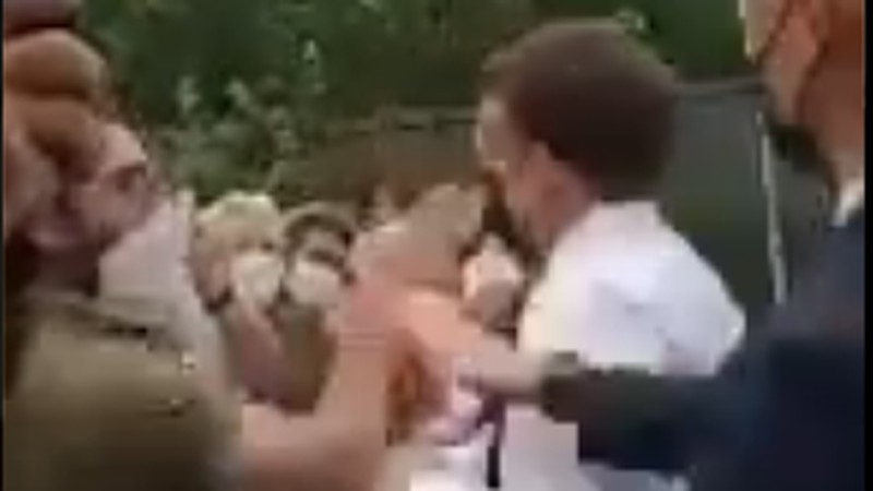 Presiden Prancis Emmanuel Macron ditampar oleh seorang pria saat kunjungan ke Tain-l'Hermitage, di Prancis, Selasa, 8 Juni 2021. (Tangkapan Layar via Twitter @AlexpLille)