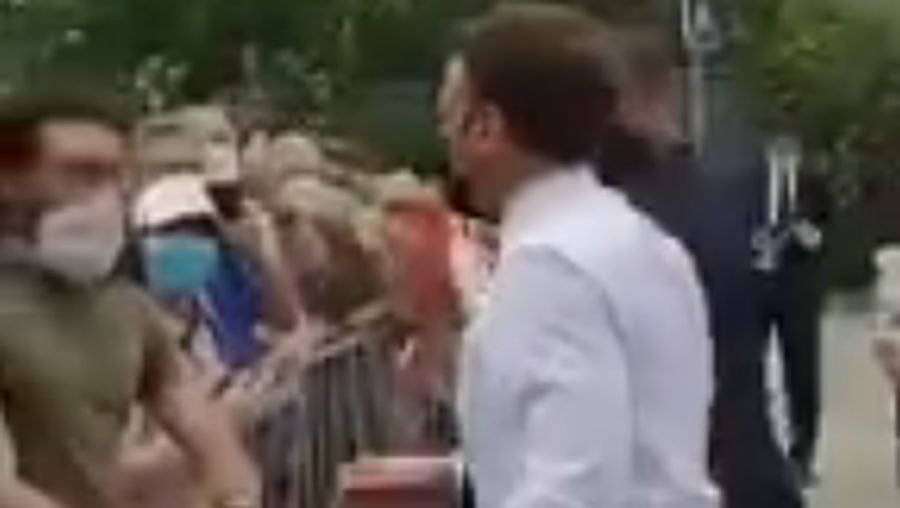 Presiden Prancis Emmanuel Macron ditampar oleh seorang pria saat kunjungan ke Tain-l'Hermitage, di Prancis, Selasa, 8 Juni 2021. (Tangkapan Layar via Twitter @AlexpLille)