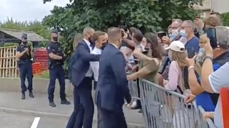 Presiden Prancis Emmanuel Macron ditampar oleh seorang pria saat kunjungan ke Tain-l'Hermitage, di Prancis, Selasa, 8 Juni 2021. (Tangkapan Layar via Twitter @AlexpLille)