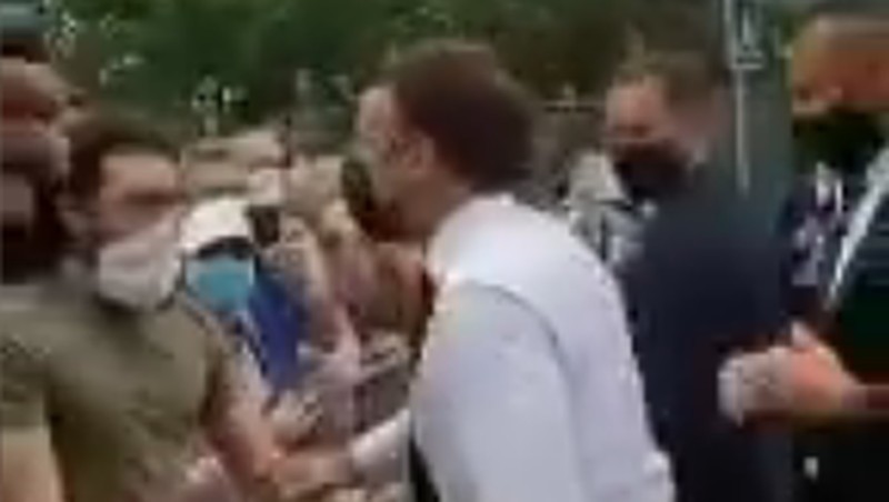 Presiden Prancis Emmanuel Macron ditampar oleh seorang pria saat kunjungan ke Tain-l'Hermitage, di Prancis, Selasa, 8 Juni 2021. (Tangkapan Layar via Twitter @AlexpLille)