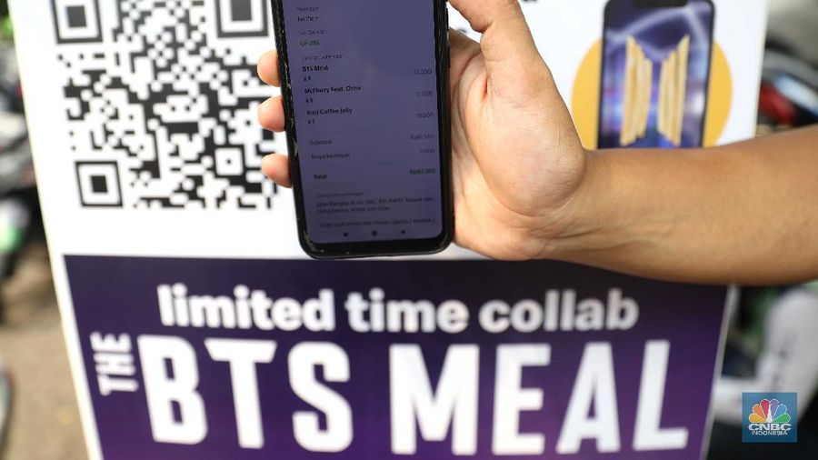 Puluhan ojol berkerumun untuk membeli promo BTS Meal di gerai McDonald's Mampang, Rabu (9/6/2021). Menu Mcdonald's yang berkolaborasi dengan BTS Meal dijual hari ini pukul 11.00 WIB. Pantauan CNBC Indonesia di MC Donald Mampang sejumlah petugas Satpol PP Satgas Covid-19 di lokasi mencoba berbicara kepada manager MC Donald. Karena ramainya ojol Drive thru di mampang ditiadakan Ternyata di sejumlah Mcdonald's terlihat antrian para driver ojek online yang mendapatkan pesanan masyarakat untuk BTS Meal tersebut. Nama BTS Meal dan BTSxMcD menduduki peringkat satu dan kedua Trending Topik Twitter Indonesia. Masing-masing telah dipenuhi sebanyak 52.900 tweet dan 12.200 tweet. Selain itu ada juga yang mengabarkan jika aplikasi ojek online ditutup. Serta outlet McDonald's dikabarkan penuh untuk memesan BTS Meal. Salah satu driver ojol mengatakan pada CNBC Indonesia bahwa ia sudah menunggu sejak pukul 11 hingga pukul 1.30 makanan belum juga bisa diambil. (CNBC Indonesia/ Muhammad Sabki)