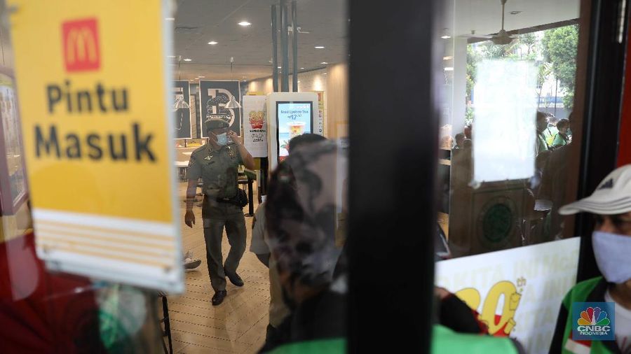 Sejumlah ojol berkerumun untuk membeli promo BTS Meal di gerai McDonald's Pondok Indah, Rabu (9/6/2021). (CNBC Indonesia/ Muhammad Sabki)