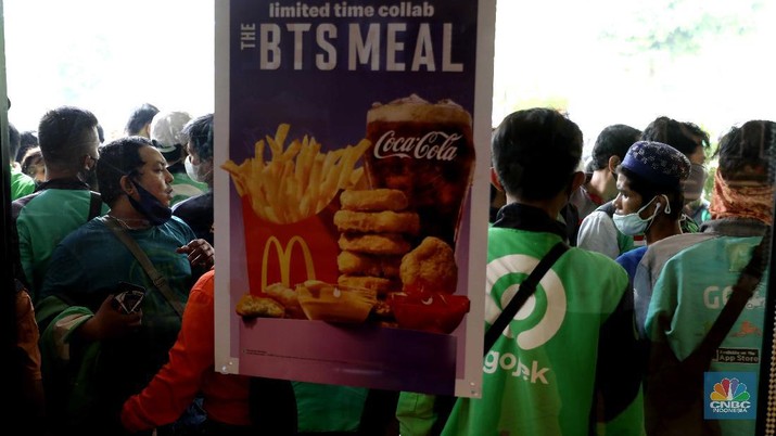 Sejumlah ojol berkerumun untuk membeli promo BTS Meal di gerai McDonald's Mampang, Rabu (9/6/2021). (CNBC Indonesia/ Muhammad Sabki) Puluhan ojol berkerumun untuk membeli promo BTS Meal di gerai McDonald's Mampang, Rabu (9/6/2021). Menu Mcdonald's yang berkolaborasi dengan BTS Meal dijual hari ini pukul 11.00 WIB. Pantauan CNBC Indonesia di MC Donald Mampang sejumlah petugas Satpol PP Satgas Covid-19 di lokasi mencoba berbicara kepada manager MC Donald. Karena ramainya ojol Drive thru di mampang ditiadakan Ternyata di sejumlah Mcdonald's terlihat antrian para driver ojek online yang mendapatkan pesanan masyarakat untuk BTS Meal tersebut. Nama BTS Meal dan BTSxMcD menduduki peringkat satu dan kedua Trending Topik Twitter Indonesia. Masing-masing telah dipenuhi sebanyak 52.900 tweet dan 12.200 tweet. Selain itu ada juga yang mengabarkan jika aplikasi ojek online ditutup. Serta outlet McDonald's dikabarkan penuh untuk memesan BTS Meal. Salah satu driver ojol mengatakan pada CNBC Indonesia bahwa ia sudah menunggu sejak pukul 11 hingga pukul 1.30 makanan belum juga bisa diambil. (CNBC Indonesia/ Muhammad Sabki)