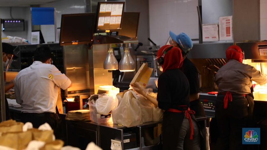 Sejumlah ojol berkerumun untuk membeli promo BTS Meal di gerai McDonald's Mampang, Rabu (9/6/2021). (CNBC Indonesia/ Muhammad Sabki)