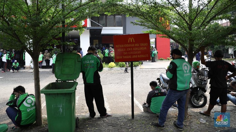 Sejumlah ojol berkerumun untuk membeli promo BTS Meal di gerai McDonald's Pondok Indah, Rabu (9/6/2021). (CNBC Indonesia/ Muhammad Sabki)