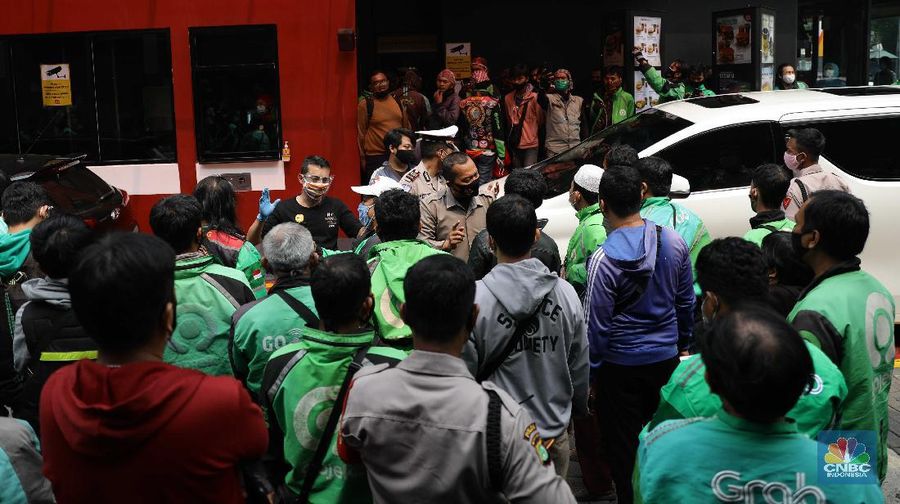 Sejumlah ojol berkerumun untuk membeli promo BTS Meal di gerai McDonald's Pondok Indah, Rabu (9/6/2021). (CNBC Indonesia/ Muhammad Sabki)