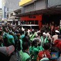 Penampakan Kerumunan Ojol Antre BTS Meal di McD Jakarta