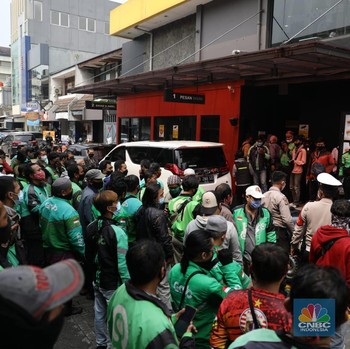 Penampakan Kerumunan Ojol Antre BTS Meal di McD Jakarta