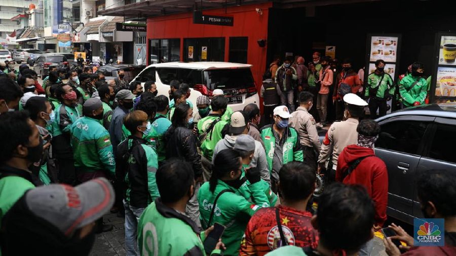 Sejumlah ojol berkerumun untuk membeli promo BTS Meal di gerai McDonald's Pondok Indah, Rabu (9/6/2021). (CNBC Indonesia/ Muhammad Sabki)