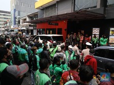 Penampakan Kerumunan Ojol Antre BTS Meal di McD Jakarta
