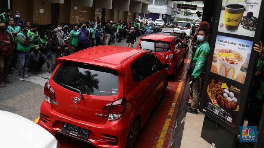 Sejumlah ojol berkerumun untuk membeli promo BTS Meal di gerai McDonald's Pondok Indah, Rabu (9/6/2021). (CNBC Indonesia/ Muhammad Sabki)
