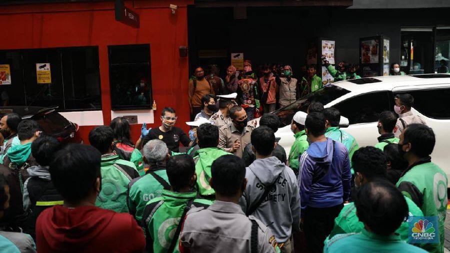 Sejumlah ojol berkerumun untuk membeli promo BTS Meal di gerai McDonald's Pondok Indah, Rabu (9/6/2021). (CNBC Indonesia/ Muhammad Sabki)