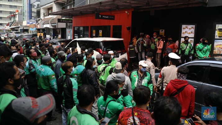 Sejumlah ojol berkerumun untuk membeli promo BTS Meal di gerai McDonald's Pondok Indah, Rabu (9/6/2021). (CNBC Indonesia/ Muhammad Sabki) Sejumlah ojol berkerumun untuk membeli promo BTS Meal di gerai McDonald's Pondok Indah, Rabu (9/6/2021). (CNBC Indonesia/ Muhammad Sabki)