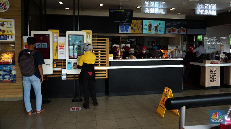 Sejumlah ojol berkerumun untuk membeli promo BTS Meal di gerai McDonald's Pondok Indah, Rabu (9/6/2021). (CNBC Indonesia/ Muhammad Sabki)