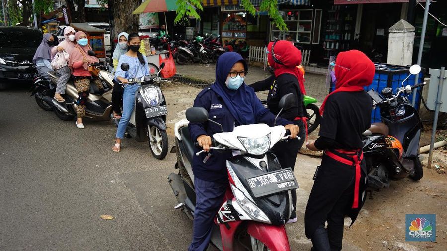 Sejumlah ojol berkerumun untuk membeli promo BTS Meal di gerai McDonald's Pondok Indah, Rabu (9/6/2021). (CNBC Indonesia/ Muhammad Sabki)