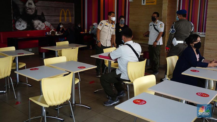 Sejumlah ojol berkerumun untuk membeli promo BTS Meal di gerai McDonald's Pondok Indah, Rabu (9/6/2021). (CNBC Indonesia/ Muhammad Sabki)