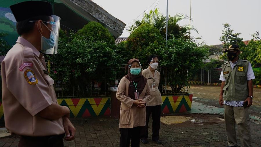 Sejumlah murid mengikuti uji coba pembelajaran tatap muka di SDN Kebayoran Lama Selatan 17 Pagi, Jakarta, Rabu (9/6/2021). Menurut Dinas Pendidikan DKI Jakarta uji coba sekolah tatap muka dilakukan sebanyak 226 sekolah di Jakarta.  (CNBC Indonesia/ Tri Susilo)