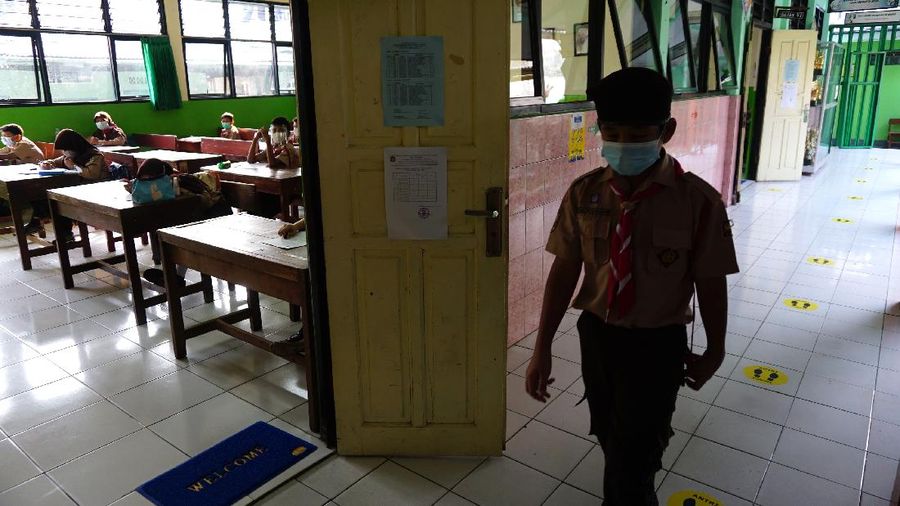 Sejumlah murid mengikuti uji coba pembelajaran tatap muka di SDN Kebayoran Lama Selatan 17 Pagi, Jakarta, Rabu (9/6/2021). Menurut Dinas Pendidikan DKI Jakarta uji coba sekolah tatap muka dilakukan sebanyak 226 sekolah di Jakarta.  (CNBC Indonesia/ Tri Susilo)