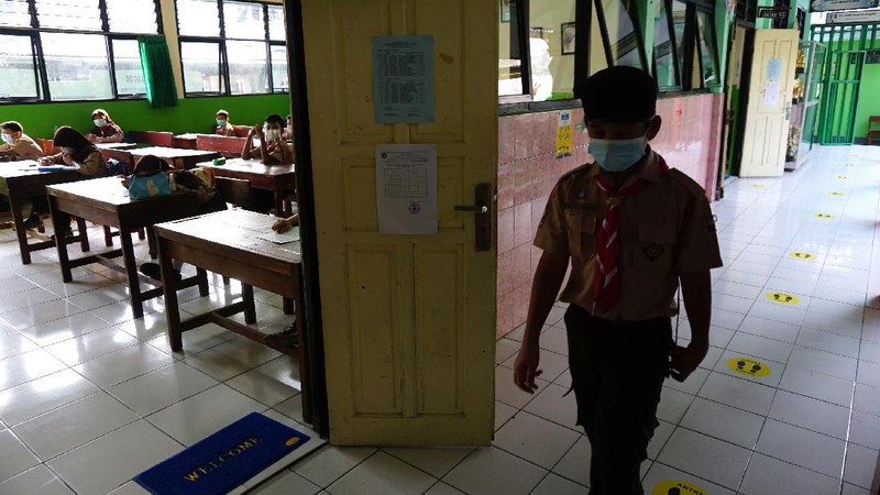 Sejumlah murid mengikuti uji coba pembelajaran tatap muka di SDN Kebayoran Lama Selatan 17 Pagi, Jakarta, Rabu (9/6/2021). Menurut Dinas Pendidikan DKI Jakarta uji coba sekolah tatap muka dilakukan sebanyak 226 sekolah di Jakarta.  (CNBC Indonesia/ Tri Susilo)