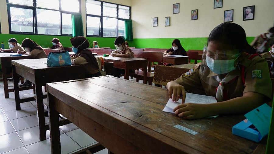 Sejumlah murid mengikuti uji coba pembelajaran tatap muka di SDN Kebayoran Lama Selatan 17 Pagi, Jakarta, Rabu (9/6/2021). Menurut Dinas Pendidikan DKI Jakarta uji coba sekolah tatap muka dilakukan sebanyak 226 sekolah di Jakarta.  (CNBC Indonesia/ Tri Susilo)