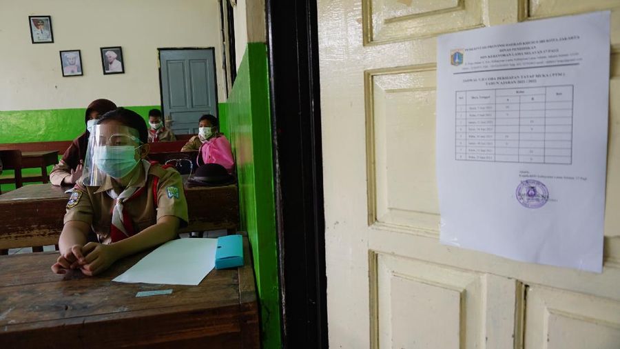 uji coba pembelajaran tatap muka di SDN Kebayoran Lama Selatan 17 Pagi, Jakarta, Rabu (9/6/2021).