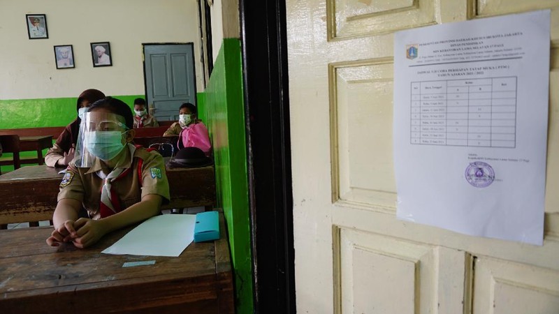 Sejumlah murid mengikuti uji coba pembelajaran tatap muka di SDN Kebayoran Lama Selatan 17 Pagi, Jakarta, Rabu (9/6/2021). Menurut Dinas Pendidikan DKI Jakarta uji coba sekolah tatap muka dilakukan sebanyak 226 sekolah di Jakarta.  (CNBC Indonesia/ Tri Susilo)