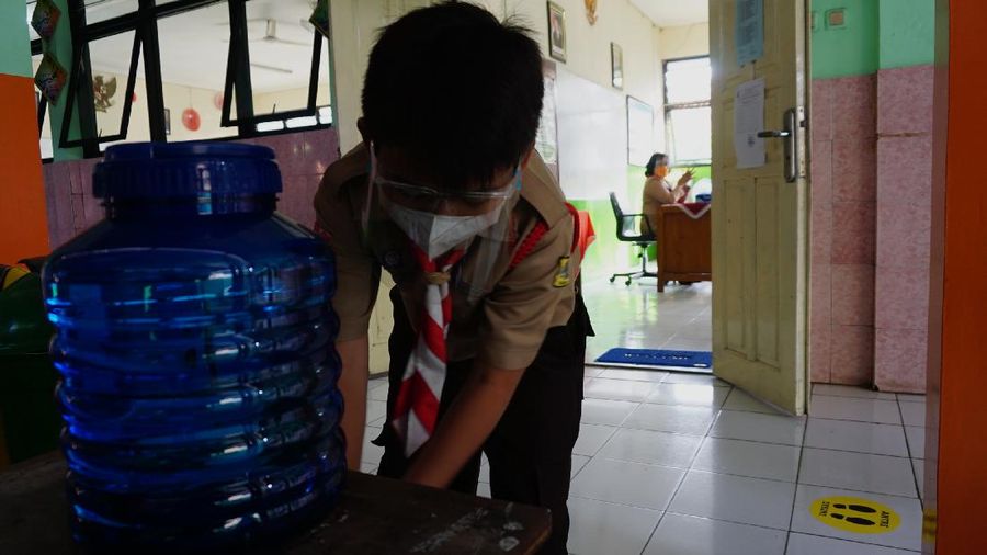 Sejumlah murid mengikuti uji coba pembelajaran tatap muka di SDN Kebayoran Lama Selatan 17 Pagi, Jakarta, Rabu (9/6/2021). Menurut Dinas Pendidikan DKI Jakarta uji coba sekolah tatap muka dilakukan sebanyak 226 sekolah di Jakarta.  (CNBC Indonesia/ Tri Susilo)