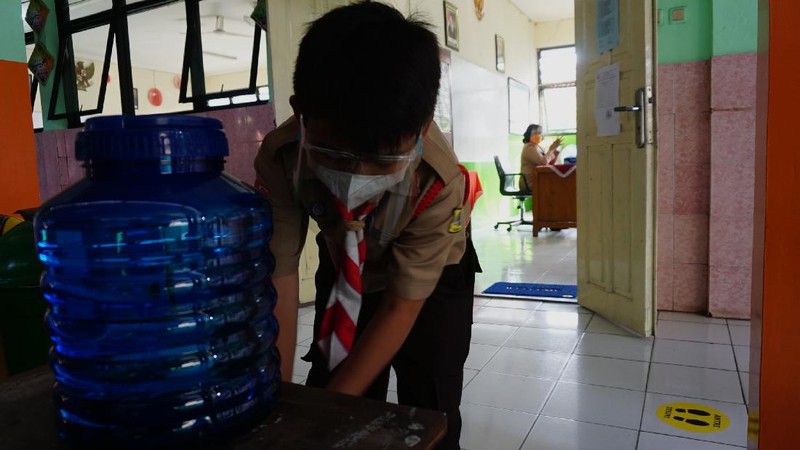 Sejumlah murid mengikuti uji coba pembelajaran tatap muka di SDN Kebayoran Lama Selatan 17 Pagi, Jakarta, Rabu (9/6/2021). Menurut Dinas Pendidikan DKI Jakarta uji coba sekolah tatap muka dilakukan sebanyak 226 sekolah di Jakarta.  (CNBC Indonesia/ Tri Susilo)