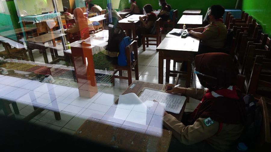 Sejumlah murid mengikuti uji coba pembelajaran tatap muka di SDN Kebayoran Lama Selatan 17 Pagi, Jakarta, Rabu (9/6/2021). Menurut Dinas Pendidikan DKI Jakarta uji coba sekolah tatap muka dilakukan sebanyak 226 sekolah di Jakarta.  (CNBC Indonesia/ Tri Susilo)