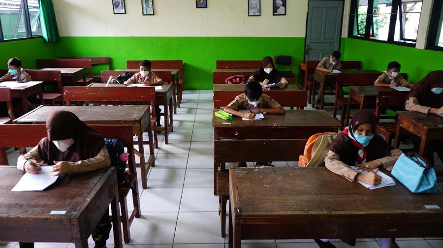 Sejumlah murid mengikuti uji coba pembelajaran tatap muka di SDN Kebayoran Lama Selatan 17 Pagi, Jakarta, Rabu (9/6/2021). Menurut Dinas Pendidikan DKI Jakarta uji coba sekolah tatap muka dilakukan sebanyak 226 sekolah di Jakarta.  (CNBC Indonesia/ Tri Susilo)