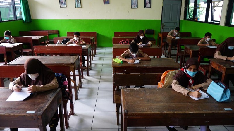 Sejumlah murid mengikuti uji coba pembelajaran tatap muka di SDN Kebayoran Lama Selatan 17 Pagi, Jakarta, Rabu (9/6/2021). Menurut Dinas Pendidikan DKI Jakarta uji coba sekolah tatap muka dilakukan sebanyak 226 sekolah di Jakarta.  (CNBC Indonesia/ Tri Susilo)