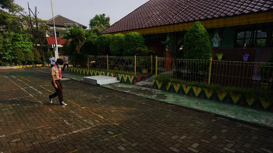 Sejumlah murid mengikuti uji coba pembelajaran tatap muka di SDN Kebayoran Lama Selatan 17 Pagi, Jakarta, Rabu (9/6/2021). Menurut Dinas Pendidikan DKI Jakarta uji coba sekolah tatap muka dilakukan sebanyak 226 sekolah di Jakarta.  (CNBC Indonesia/ Tri Susilo)