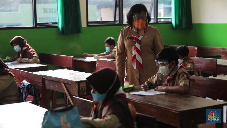 Sejumlah murid mengikuti uji coba pembelajaran tatap muka di SDN Kebayoran Lama Selatan 17 Pagi, Jakarta, Rabu (9/6/2021). Menurut Dinas Pendidikan DKI Jakarta uji coba sekolah tatap muka dilakukan sebanyak 226 sekolah di Jakarta.  (CNBC Indonesia/ Tri Susilo)