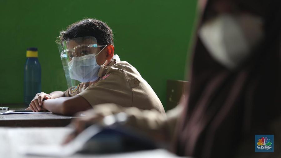 Sejumlah murid mengikuti uji coba pembelajaran tatap muka di SDN Kebayoran Lama Selatan 17 Pagi, Jakarta, Rabu (9/6/2021). Menurut Dinas Pendidikan DKI Jakarta uji coba sekolah tatap muka dilakukan sebanyak 226 sekolah di Jakarta.  (CNBC Indonesia/ Tri Susilo)