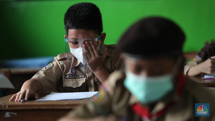 Uji coba pembelajaran tatap muka di SDN Kebayoran Lama Selatan 17 Pagi, Jakarta, Rabu (9/6/2021). (CNBC Indonesia/ Tri Susilo) Sejumlah murid mengikuti uji coba pembelajaran tatap muka di SDN Kebayoran Lama Selatan 17 Pagi, Jakarta, Rabu (9/6/2021). Menurut Dinas Pendidikan DKI Jakarta uji coba sekolah tatap muka dilakukan sebanyak 226 sekolah di Jakarta. (CNBC Indonesia/ Tri Susilo)