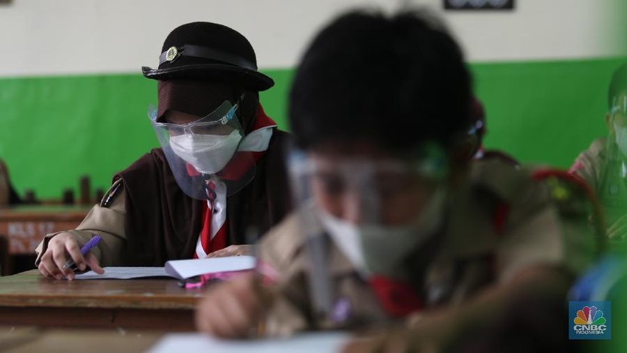 Sejumlah murid mengikuti uji coba pembelajaran tatap muka di SDN Kebayoran Lama Selatan 17 Pagi, Jakarta, Rabu (9/6/2021). Menurut Dinas Pendidikan DKI Jakarta uji coba sekolah tatap muka dilakukan sebanyak 226 sekolah di Jakarta. (CNBC Indonesia/ Tri Susilo)