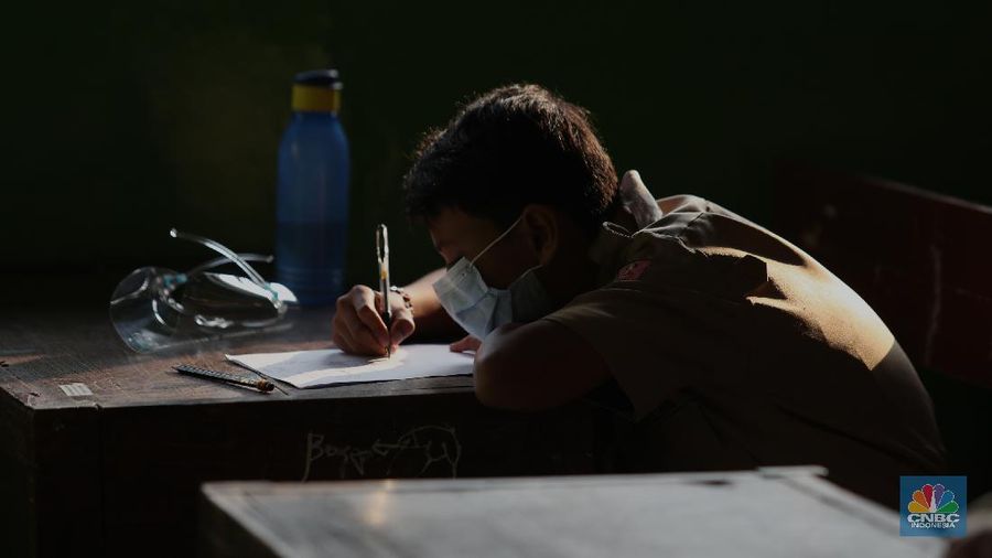 Sejumlah murid mengikuti uji coba pembelajaran tatap muka di SDN Kebayoran Lama Selatan 17 Pagi, Jakarta, Rabu (9/6/2021). Menurut Dinas Pendidikan DKI Jakarta uji coba sekolah tatap muka dilakukan sebanyak 226 sekolah di Jakarta.  (CNBC Indonesia/ Tri Susilo)