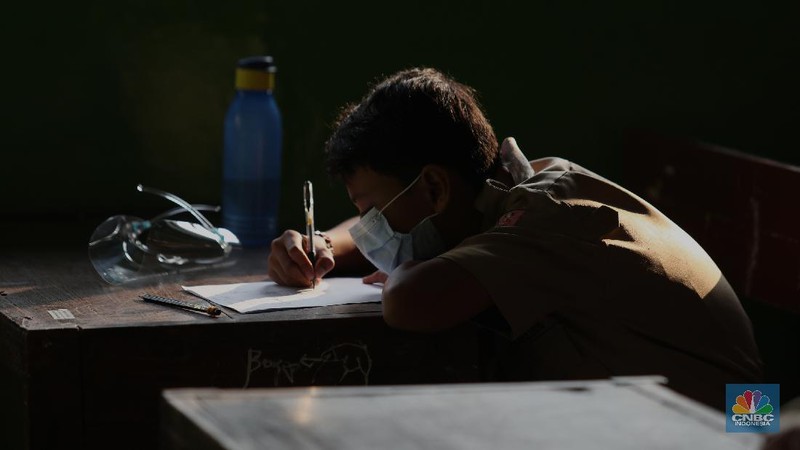 Sejumlah murid mengikuti uji coba pembelajaran tatap muka di SDN Kebayoran Lama Selatan 17 Pagi, Jakarta, Rabu (9/6/2021). Menurut Dinas Pendidikan DKI Jakarta uji coba sekolah tatap muka dilakukan sebanyak 226 sekolah di Jakarta.  (CNBC Indonesia/ Tri Susilo)