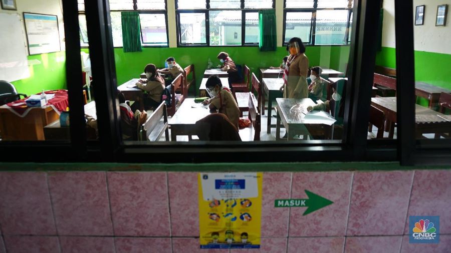 Sejumlah murid mengikuti uji coba pembelajaran tatap muka di SDN Kebayoran Lama Selatan 17 Pagi, Jakarta, Rabu (9/6/2021). Menurut Dinas Pendidikan DKI Jakarta uji coba sekolah tatap muka dilakukan sebanyak 226 sekolah di Jakarta.  (CNBC Indonesia/ Tri Susilo)