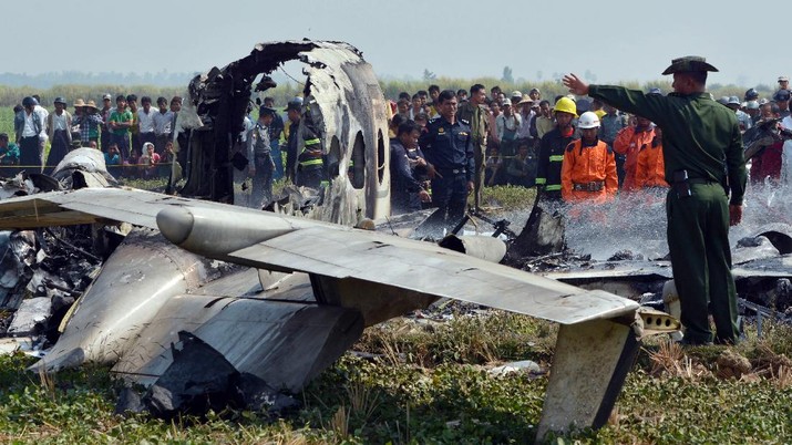 Ilustrasi Pesawat Militer Myanmar Jatuh A military officer gestures by the wreckage of a Myanmar military aircraft that crashed in an area close to the airport in Naypyitaw, Myanmar, Wednesday, Feb. 10, 2016. A number of military personnel were feared dead after a small aircraft went down in a field near the airport. (AP Photo/Aung Shine Oo)
