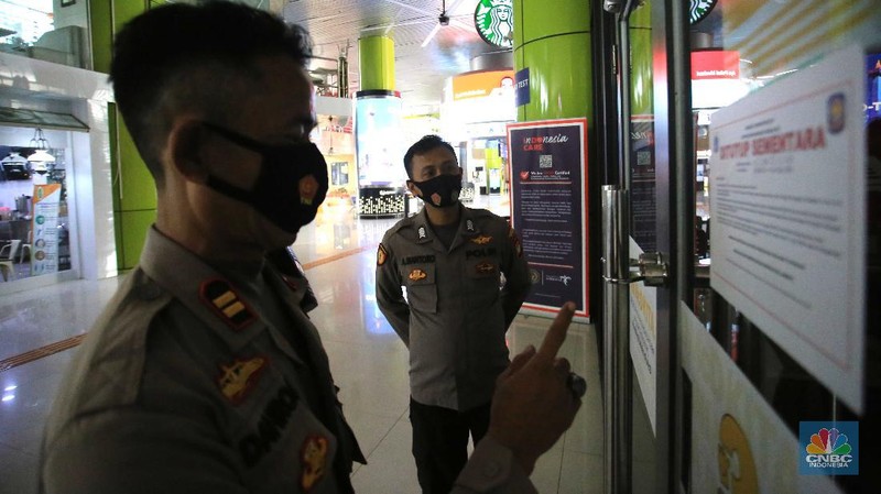 Petugas kepolisian berjaga di depan gerai McDonalds yang ditutup di Stasiun Gambir, Jakarta, Kamis, 10/6. Polisi menutup gerai McDonald's di Stasiun Gambir, Jakarta, imbas antrean membludak dan tidak sesuai dengan protokol kesehatan pencegahan virus corona (Covid-19). Kapolsek Metro Gambir AKBP Kade Budiyarta mengatakan penyegelan berlaku 1x24 jam. Diketahui, antrean membludak tersebut merupakan imbas dari promo BTS Meal yang dikeluarkan McDonald's. Pantauan CNBC Indonesia petugas kepolisian masih berjaga saat pukul 10.15 WIB. 
(CNBC Indonesia/ Muhammad Sabki)