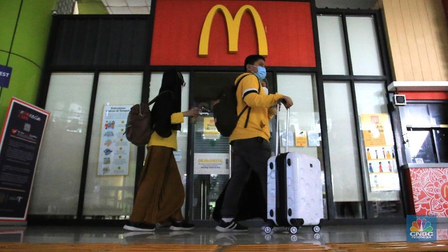 Petugas kepolisian berjaga di depan gerai McDonalds yang ditutup di Stasiun Gambir, Jakarta, Kamis, 10/6. Polisi menutup gerai McDonald's di Stasiun Gambir, Jakarta, imbas antrean membludak dan tidak sesuai dengan protokol kesehatan pencegahan virus corona (Covid-19). Kapolsek Metro Gambir AKBP Kade Budiyarta mengatakan penyegelan berlaku 1x24 jam. Diketahui, antrean membludak tersebut merupakan imbas dari promo BTS Meal yang dikeluarkan McDonald's. Pantauan CNBC Indonesia petugas kepolisian masih berjaga saat pukul 10.15 WIB. 
(CNBC Indonesia/ Muhammad Sabki)