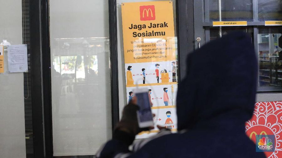 Petugas kepolisian berjaga di depan gerai McDonalds yang ditutup di Stasiun Gambir, Jakarta, Kamis, 10/6. Polisi menutup gerai McDonald's di Stasiun Gambir, Jakarta, imbas antrean membludak dan tidak sesuai dengan protokol kesehatan pencegahan virus corona (Covid-19). Kapolsek Metro Gambir AKBP Kade Budiyarta mengatakan penyegelan berlaku 1x24 jam. Diketahui, antrean membludak tersebut merupakan imbas dari promo BTS Meal yang dikeluarkan McDonald's. Pantauan CNBC Indonesia petugas kepolisian masih berjaga saat pukul 10.15 WIB. 
(CNBC Indonesia/ Muhammad Sabki)