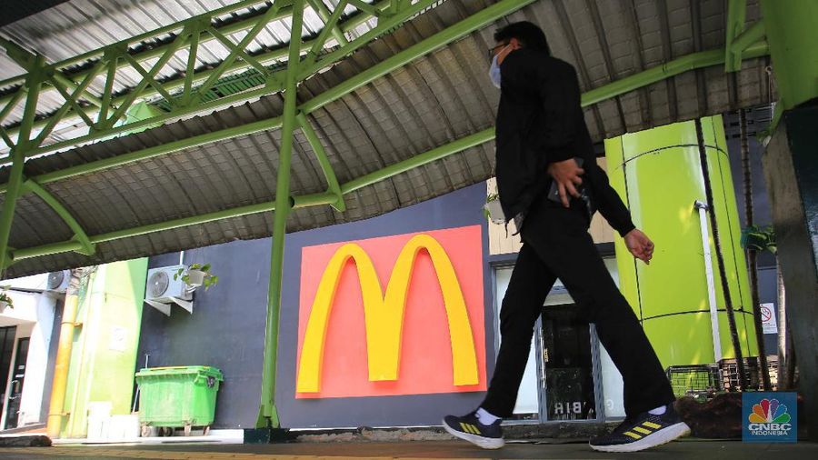 Petugas kepolisian berjaga di depan gerai McDonalds yang ditutup di Stasiun Gambir, Jakarta, Kamis, 10/6. Polisi menutup gerai McDonald's di Stasiun Gambir, Jakarta, imbas antrean membludak dan tidak sesuai dengan protokol kesehatan pencegahan virus corona (Covid-19). Kapolsek Metro Gambir AKBP Kade Budiyarta mengatakan penyegelan berlaku 1x24 jam. Diketahui, antrean membludak tersebut merupakan imbas dari promo BTS Meal yang dikeluarkan McDonald's. Pantauan CNBC Indonesia petugas kepolisian masih berjaga saat pukul 10.15 WIB. 
(CNBC Indonesia/ Muhammad Sabki)