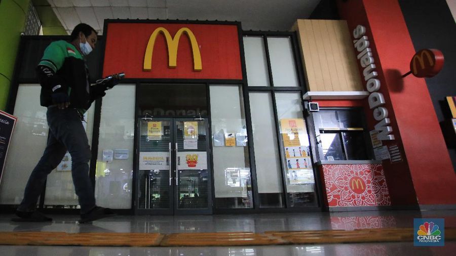 Petugas kepolisian berjaga di depan gerai McDonalds yang ditutup di Stasiun Gambir, Jakarta, Kamis, 10/6. Polisi menutup gerai McDonald's di Stasiun Gambir, Jakarta, imbas antrean membludak dan tidak sesuai dengan protokol kesehatan pencegahan virus corona (Covid-19). Kapolsek Metro Gambir AKBP Kade Budiyarta mengatakan penyegelan berlaku 1x24 jam. Diketahui, antrean membludak tersebut merupakan imbas dari promo BTS Meal yang dikeluarkan McDonald's. Pantauan CNBC Indonesia petugas kepolisian masih berjaga saat pukul 10.15 WIB. 
(CNBC Indonesia/ Muhammad Sabki)