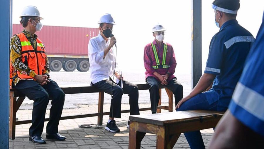 Presiden Berdialog dengan Pekerja di Pelabuhan Tanjung Priok. (Biro Pers Sekretariat Presiden/Muchlis Jr )