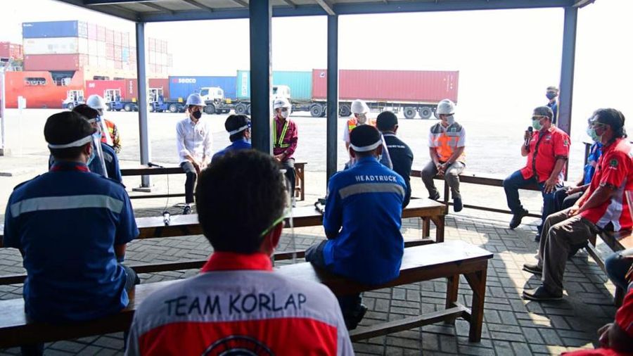 Presiden Berdialog dengan Pekerja di Pelabuhan Tanjung Priok. (Biro Pers Sekretariat Presiden/Muchlis Jr )