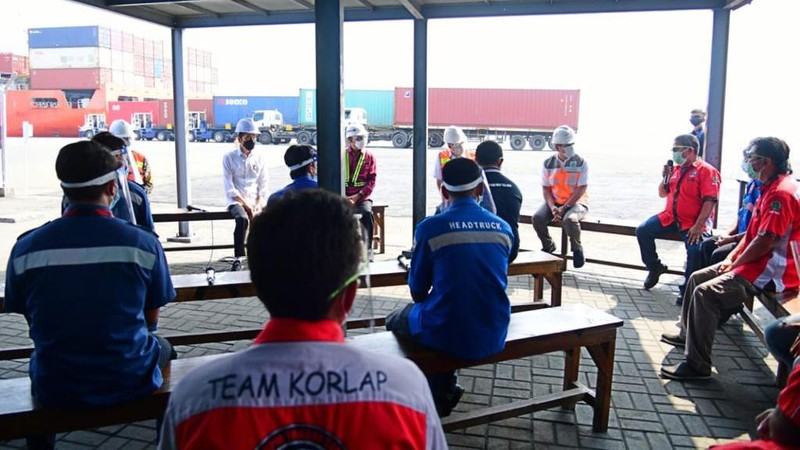 Presiden Berdialog dengan Pekerja di Pelabuhan Tanjung Priok. (Biro Pers Sekretariat Presiden/Muchlis Jr )
