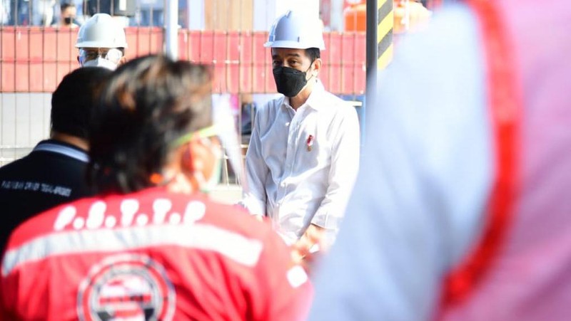 Presiden Berdialog dengan Pekerja di Pelabuhan Tanjung Priok. (Biro Pers Sekretariat Presiden/Muchlis Jr )