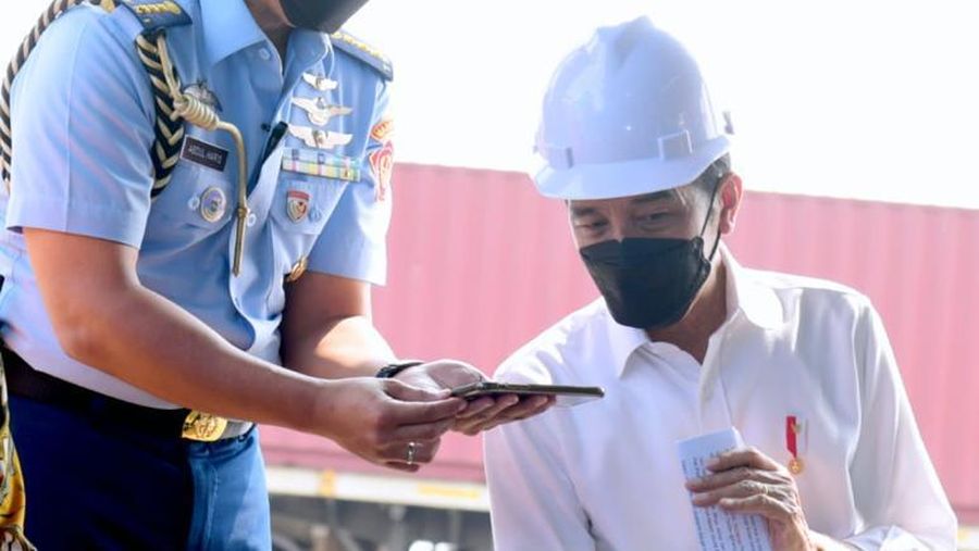 Presiden Berdialog dengan Pekerja di Pelabuhan Tanjung Priok. (Biro Pers Sekretariat Presiden/Muchlis Jr )